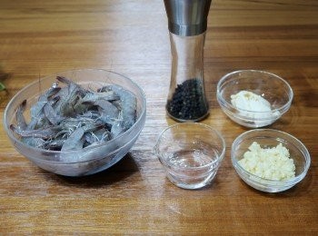 step1: 先準備好所需<span class="group_1">材料</span>如照，蒜頭略切碎備用