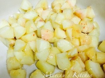 step1: 水蜜桃洗淨，去皮去核，切丁，拌入1/2個檸檬汁，拌匀。加糖拌勻，先靜置約20分鐘或直至糖粉溶解，蜜桃釋出水份。