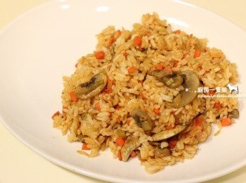 step7: 再放入熱白飯，使飯粒均勻裹上色，起鍋前依個人口味加入適量黑胡椒粒、鹽調味即可。（先將醬料的水氣先炒掉再加入白飯，才能炒出乾濕恰到好處的番茄炒飯喔!)