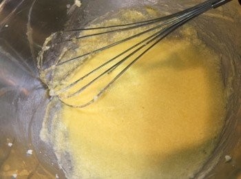 step1: 1)將牛油加糖攪勻至奶白色