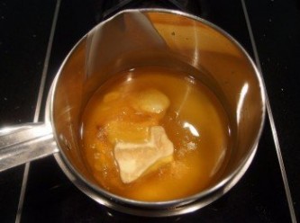 step9: 準備一個長期都要裝蜜蠟使用的鍋子,以隔水加熱方式將奶油及蜜蠟煮沸至融化。