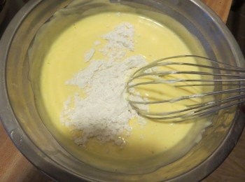 step6: 筛入面粉然后轻轻從下往上翻拌至均勻。
 shifted cake flour ,mix until well combined.