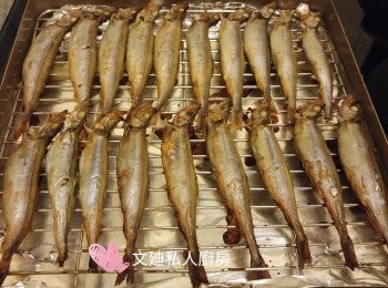 step3: 烤魚功能預設20分鐘,可烤焗其間打開水波爐目測需唔需要調較時間。食前可加幾滴美極更加惹味。