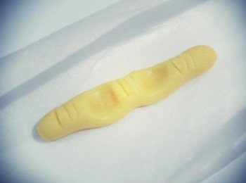 step7: 接著用刀子劃出手指關節處的細紋~~ (這步驟可以看一下自己的手指頭!!)