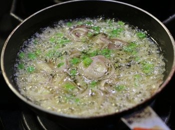 step8: 橄欖油燒熱，加入切好的紅蔥頭碎、蒜碎、蔥花和醬油煮滾，然後淋入沙薑粉拌勻即成沙薑蔥油汁。

（因雞帶有咸味，所以做這個汁時就不用加鹽。）