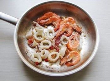 step4: 放入中捲及鮮蝦翻炒至焦香