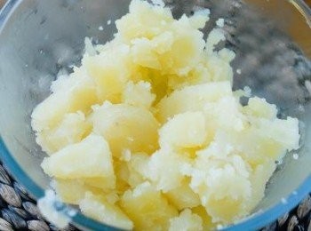 step1: <span class="group_2">薯蓉</span>做法： 先將馬鈴薯去皮，洗淨，切小塊。放入一煲開水內，用中火煮滾，然後轉小火煮至馬鈴薯全熟。將馬鈴薯瀝乾水份，然後用叉或至馬鈴薯器壓至<span class="group_2">薯蓉</span>