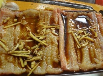 step4: 將剛才煮好的醬料放涼後，取約一半多倒入處理好的白鱔中，醃半小時。