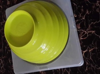 step9: 6小時或第二日後，拎出蛋糕，倒扣在蛋糕底紙上，用吹筒出周吹1分鐘，脫模