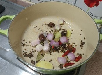 step3: 加入全部<span class="group_2">香料</span>兜炒至香味散發
(如不想吃到花椒粒， 可用剪細了的魚湯袋包裹好才煮。 )