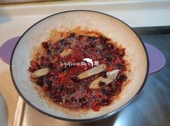 step5: 加入辣椒.花椒.豆瓣醬拌炒