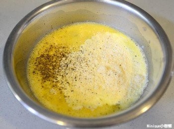 step4: 蛋液混合放入鮮奶油、起士粉、鹽、黑胡椒攪拌均勻