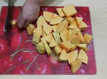 step1: 南瓜去皮後，切細。
