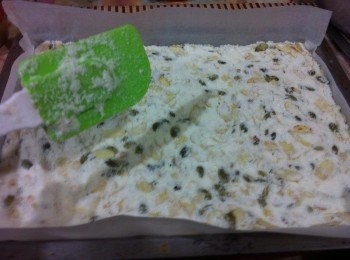 step4: 烘培烤盤加烘培油紙，然後補上混合好的材料，鋪平，最後灑上適量的白芝麻。