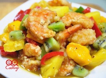 step5: 熱騰騰的新鮮水果料理..【蠔】鮮味喔~ ※炸過的蝦球還帶些脆感，所以下鍋與醬料拌炒幾下即可，趁熱品嚐還帶有脆感更棒!