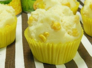 step7: 小朋友等不及我拍照~一人先拿一個去解饞囉~~粒粒黃金的玉米，果然讓孩子們無法抵擋