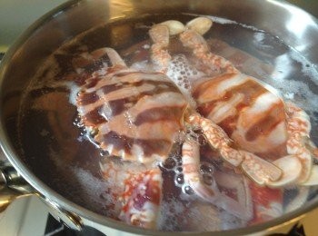 step1: 花蟹洗淨，煲滾水後下花蟹，煮約 5-8 分鐘，把蟹取出剪走<a href="https://bit.ly/2YzwBVG" target="_blank" data-keyword="蟹鉗" class="guide-link"><strong>蟹鉗</strong></a> <span style="display:inline-block;vertical-align:middle;margin-top:-3px;color:initial;border-radius:3px;padding:2px 3px;font-size:12px;line-height:14px;background:#87d300;color:#fff;">即買</span> 留用