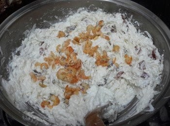 step5: 然後再加入臘腸，臘肉，蝦米，瑤柱等，拌勻