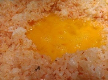 step2: 用油炒飯後加意粉醬炒混後,在飯中間落蛋,等蛋稍為凝固炒開再加<span class="group_3">炒飯調味料</span>。