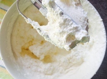step5: 用另一容器加入淡忌廉（Whipping cream）。呍呢嗱條從中間剖開，取出呍呢嗱籽，加入淡忌廉一同打發，至忌廉和Mascarpone混合物質感一致。
