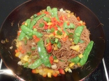 step14: 加入剩下的彩色甜椒一起用筷子拌炒,直到醬汁收乾。(過程中請使用中小火)。熄火蓋上鍋蓋將米粉燜2分鐘。利用鍋裡的蒸氣讓米粉更Q彈。