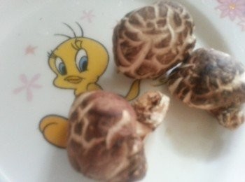 step2: 冬菇預早浸軟，1隻切開4份