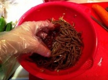 step5: 把處理好的蕎麥麵倒入已盛有黃瓜絲和蘿蔔絲的料理盆內，加入一些白醋，白砂糖，辣椒醬，拌均就行了。