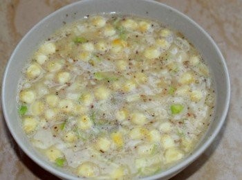 step4: 往碗裡加入兩倍雞蛋的溫水，如果喜歡嫩滑的可以多加一些，喜歡吃老一點的就少加一些，沒有什麼嚴格的規定，落落喜歡吃老一點的，加的水就不是很多。水是煮沸過的溫水（涼水中含有空氣較多，如果直接加涼水會讓雞蛋糕裡面起一些氣孔）加水之前可以用嘴唇​​試一下水溫，不燙剛剛好就可以，千萬切記不能加開水，那樣就把雞蛋燙熟了。然後把水和雞蛋攪拌均勻。如果有濾網可以用濾網過濾一下這一點不是很重要