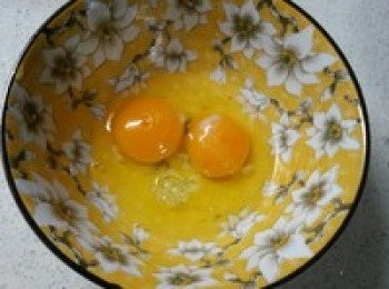 step2: 雞蛋打勻加鹽、胡椒粉。