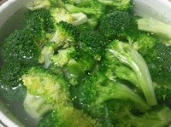 step2: 清水清洗一遍，再用熱水灼一遍，為了讓花花洗乾淨