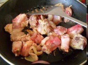 step1: 雞腿塊用一小勺鹽和白胡椒略抓，醃漬片刻。鍋燒熱，不用下油，直接把雞腿肉放入鍋裡煸至吐油。