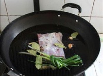 step4: 把五花肉整塊放入鍋裡煮至全熟。可放點香料、蔥薑蒜去腥