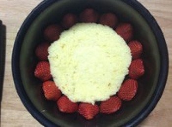 step8: 把和模具一樣大小的蛋糕片放入，然後如圖碼放好草莓。