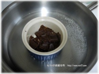 step1: 將市售的巧克力播碎後，如下圖放入隔水的耐熱碗裡。利用小火慢慢將水加熱，利用熱水溫度來融化巧克力