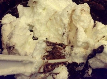 step8: 將1/3<span class="group_2">蛋白霜</span>倒入步驟的麵糊，用打蛋器攪拌均勻