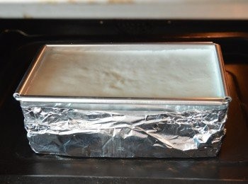 step8: 放入已預熱的烤箱，以180度烘烤大約25-30分鐘至熟透即可。溫度和時間可依照家中的烤箱做調整。可用牙籤刺進蛋糕中央來確認內部是否烤熟。
(蛋糕未熟，牙籤上就會黏住麵糊；如果已熟，拉出的牙籤是乾的，表示可以出爐啦！）