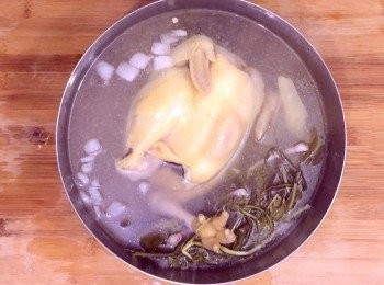 step7: 慢煮好後先倒出雞湯留用，再立即把雞浸入冰水至雞身完全冷卻（大概半至一小時）