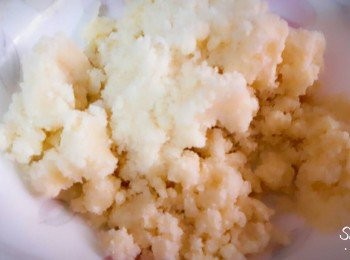 step9: 用手把材料捏碎 , 捏成大小沙粒狀即可