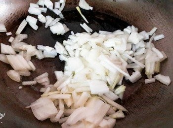 step4: 鍋子中加入一匙油燒熱後加入洋蔥炒至香味出來