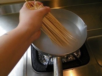 step2: 起滾水鍋下麵條，