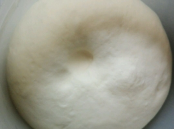 step2: 發酵一個小時就差不多了，麵團不要發得過大，約是原來的1.5倍大。