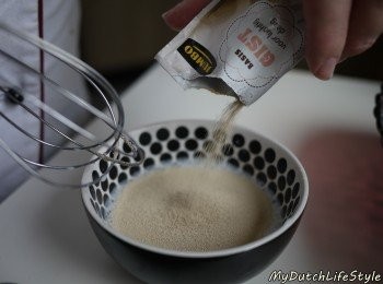 step1: 將些許溫牛奶、酵母粉及白砂糖一起攪拌均勻並靜置數分鐘。