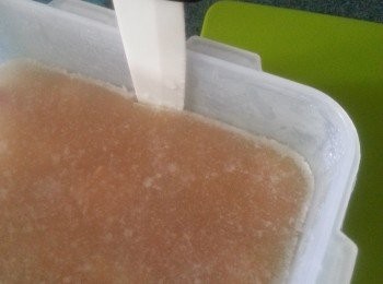 step14: 第二日取出盒，用刀界開四邊，倒轉盒拍幾下就能脫出整塊肴肉，切出一件件，可以切去多出的湯凍部份即可