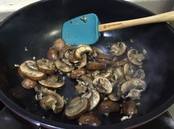 step2: 燒熱油鑊，中火加入蒜蓉快炒，再加入磨菇快炒香，期間太乾身，可以逐少加入少許水，切記不要一次倒太多，逐少加入水，待吸收後再乾先再加，讓磨菇香味自然突出，煮至軟身約4-6分鐘上碟備用