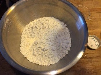 step5: 將低筋麵粉過篩