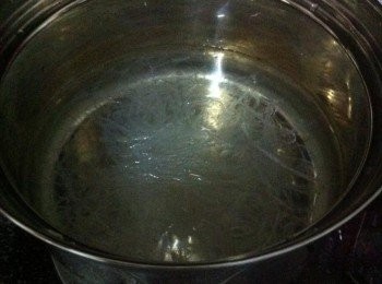 step2: 熄火，把斑斕葉撈起，加入蜂蜜和蛋，快速攪拌均勻。