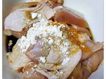 step1: <a href="https://bit.ly/2ZxapeY" target="_blank" data-keyword="雞扒" class="guide-link"><strong>雞扒</strong></a> <span style="display:inline-block;vertical-align:middle;margin-top:-3px;color:initial;border-radius:3px;padding:2px 3px;font-size:12px;line-height:14px;background:#87d300;color:#fff;">即買</span> 加入醃雞材料拌勻醃20分鐘