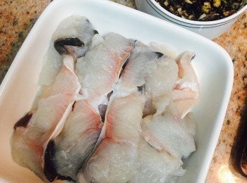 step2: 煮飯時先將豆豉用清水浸10分鐘至軟，然後用刀背將豆豉拍爛。加蒜蓉、油、鹽、糖拌匀。