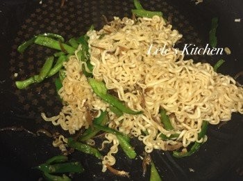 step4: 小魚乾炒到香氣出來後，
就可以把剛剛煮軟的泡麵 放進鍋子中一起炒囉！