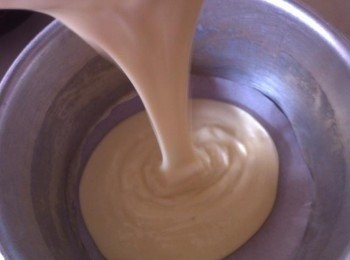 step4: 取出模型【7吋】底部放上烘培紙，把調好的麵糊倒入。